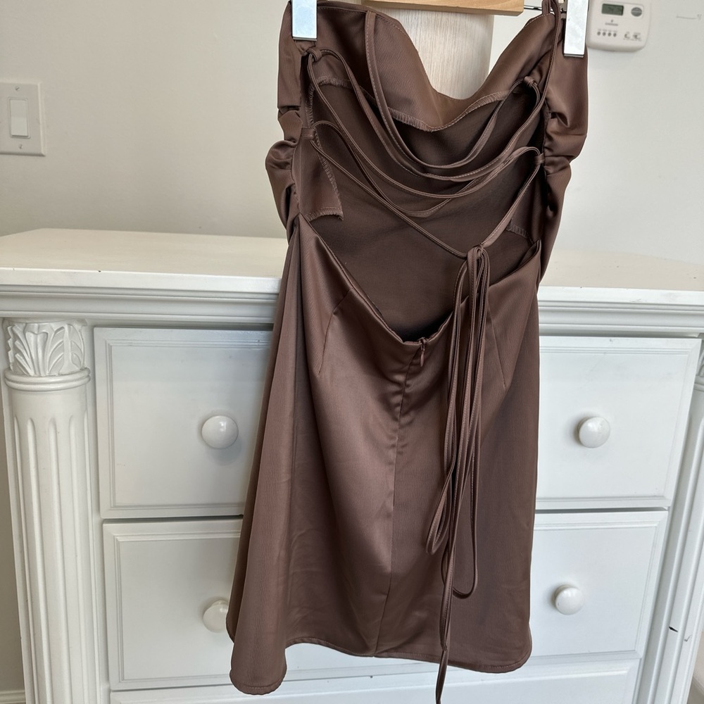 NASTY GAL Satin Midi Dress ✨
Soft Mocha Brown 🤎